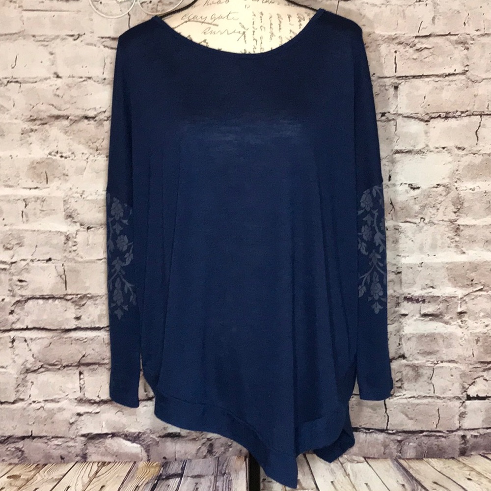 GAIAM Doleman sleeve top with floral sleeve